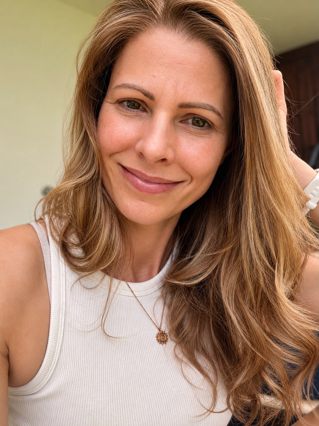 Dominique Koller, Coiffeuse aus Fehraltorf, lachend mit MONAT Haarpflege